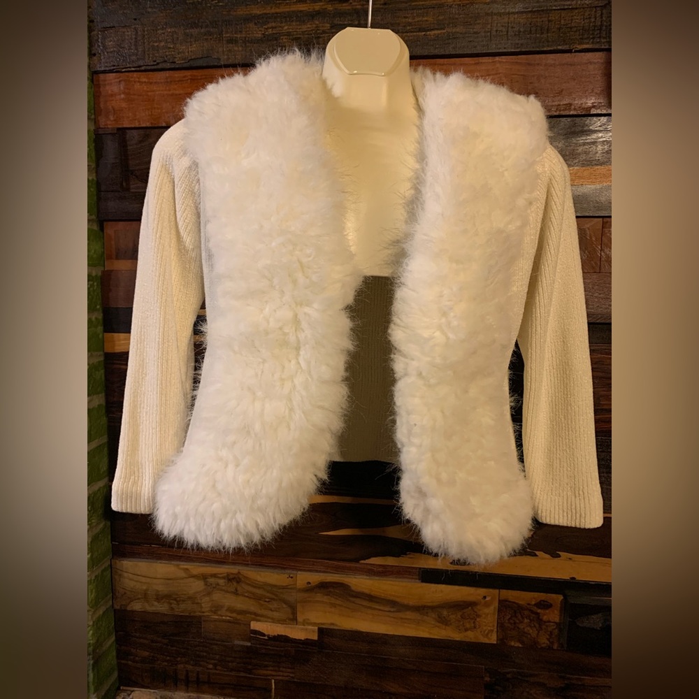 Runs SMALL white Sweater with faux Sheep Fur  WOMENS medium tag (3 clasps)